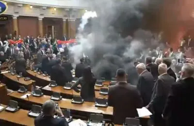 Dramatične scene u srpskom parlamentu: Bačena dimna bomba, masovna tučnjava zastupnika! Brnabić tvrdi: Žena se bori za život